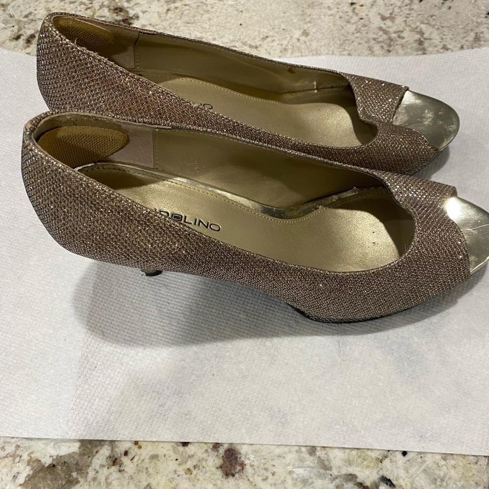 Womens Bandolino heels size 8.5 gold